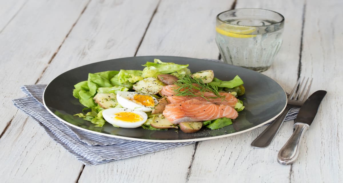 Salade Met Gerookte Zalm Spruiten Ei En Aardappelen Recept HelloFresh