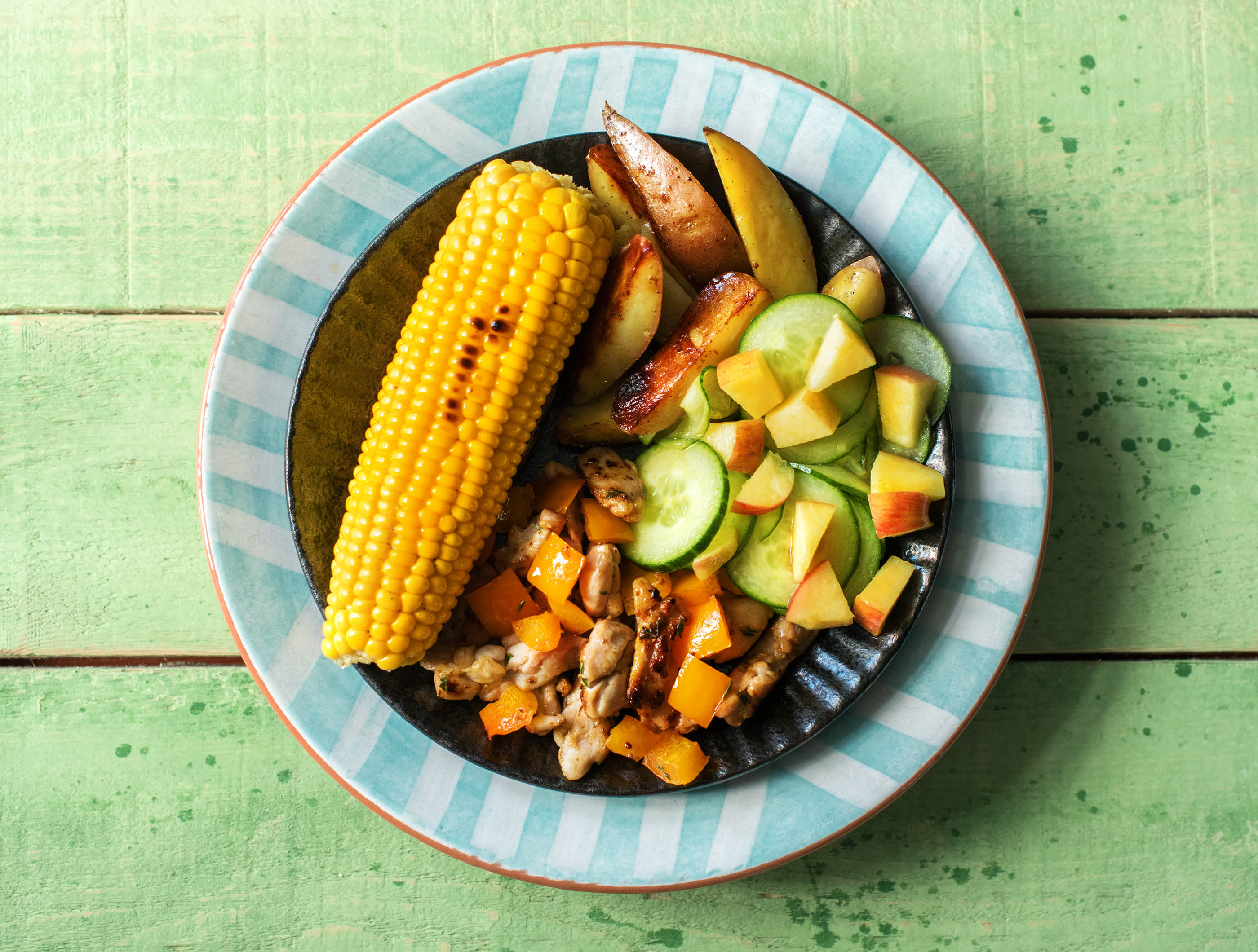 Cuisses de poulet aux pommes de terre accompagnées de salade fruitée