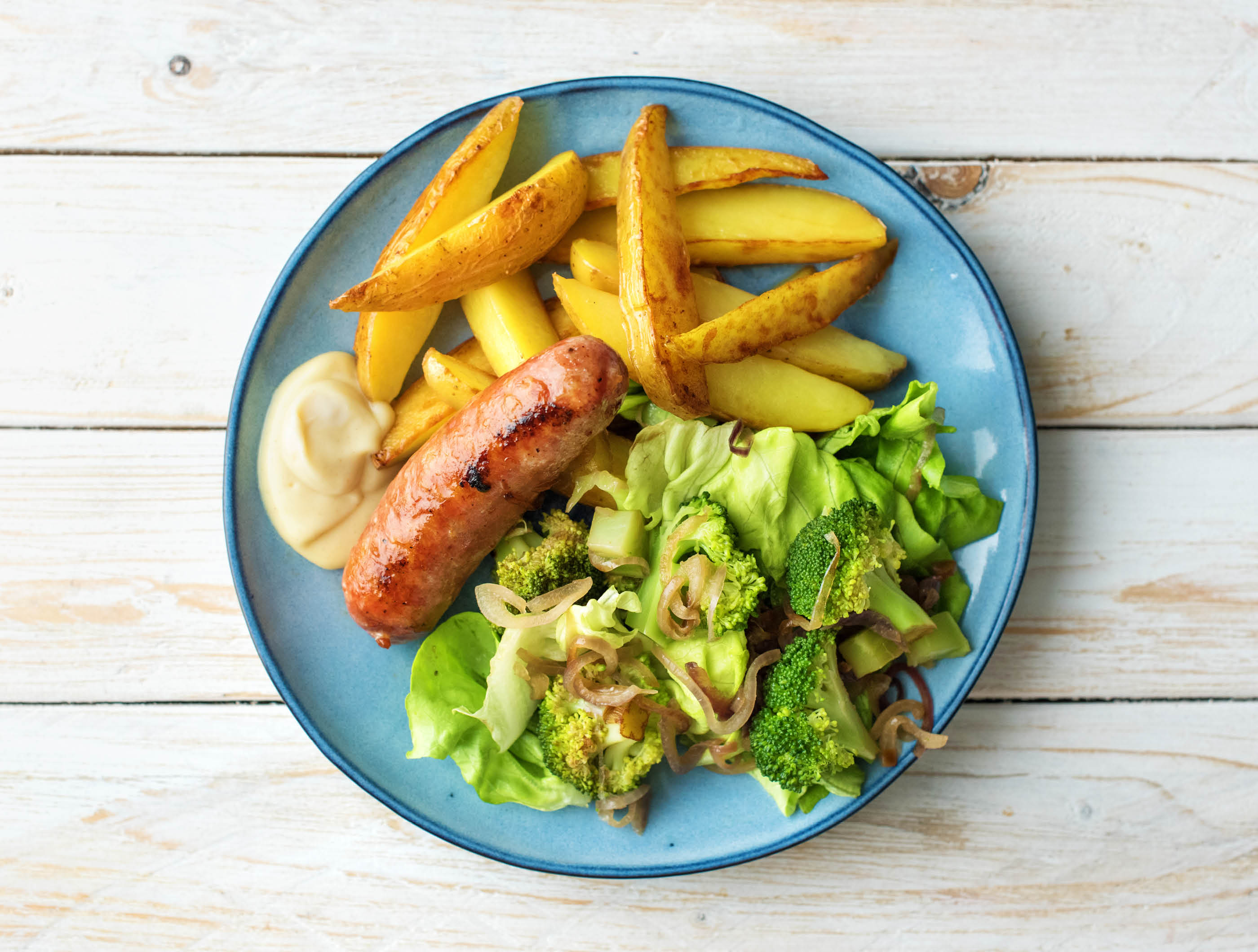 Saucisse de porc des Pouilles à la salade de brocolis et aux pommes de