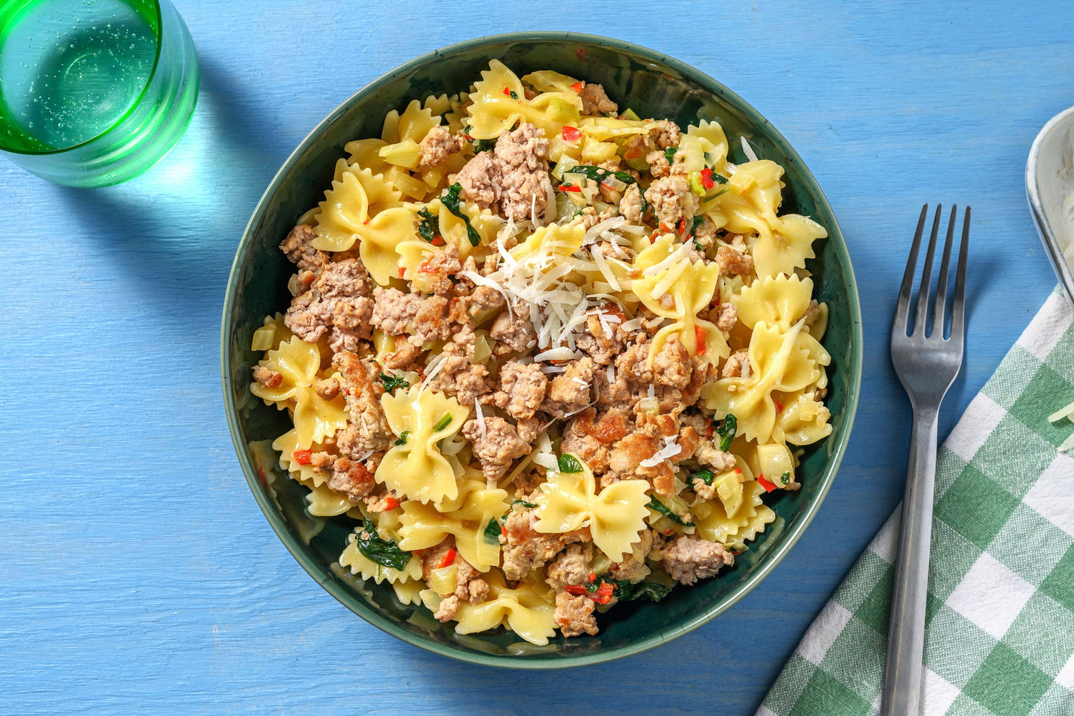 Farfalle crémeuses au poulet haché assaisonné et épinards Recette