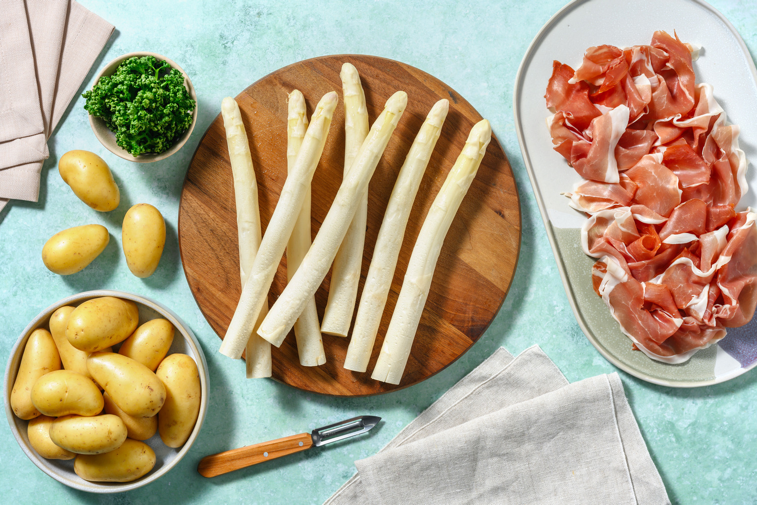 Frischer weißer Spargel aus Deutschland mit Prosciutto und Kartoffeln Rezept HelloFresh