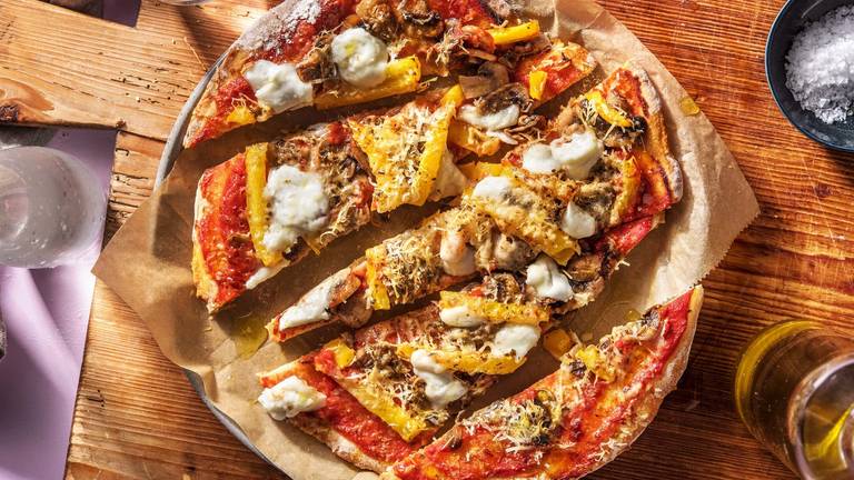 Pizza sur pain plat à l’italienne avec de la mozzarella de bufflonne