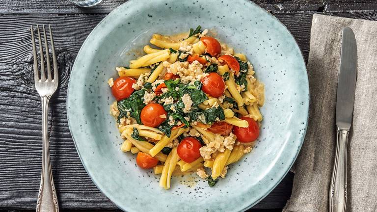 Casarecce, poulet haché et sauce à la crème