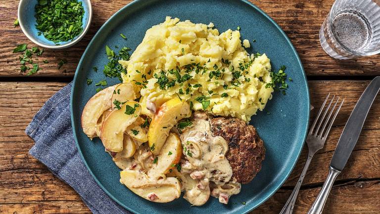 Boulette mit Apfel-Speck-Soße