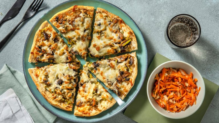Fladenbrot-Pizza Bianca mit Lauch und Pilzen
