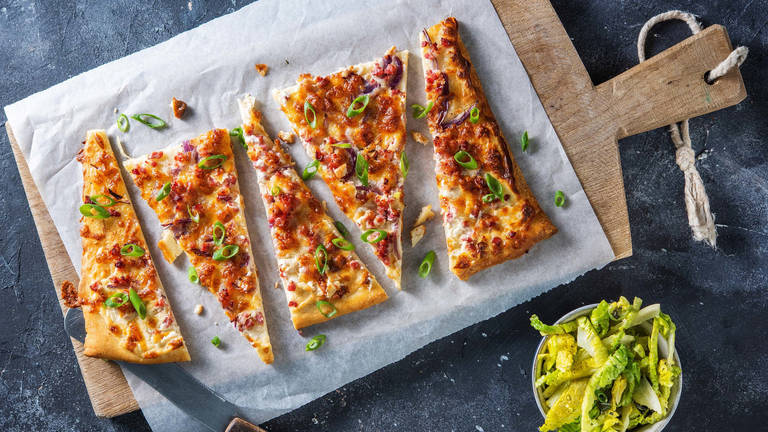Flammkuchen mit Bacon und Honig
