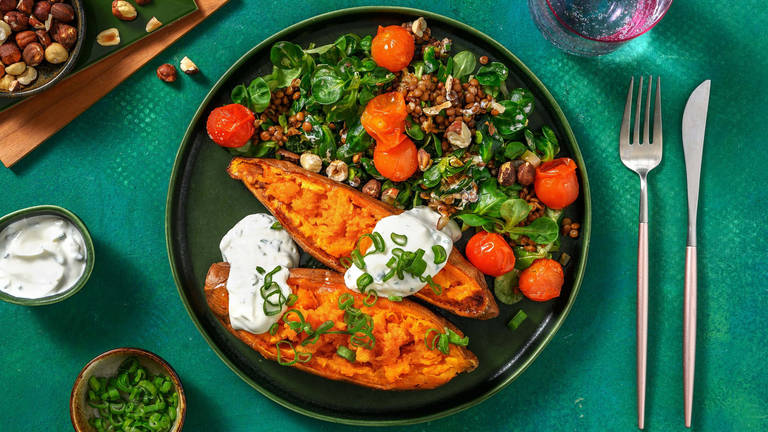 Ofen-Süßkartoffel mit veganem Kräuter-Dip