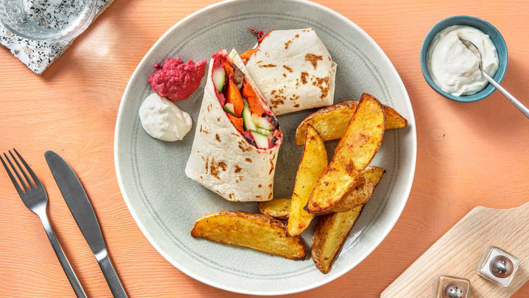 Rainbow Wrap mit Rote-Beete-Hummus