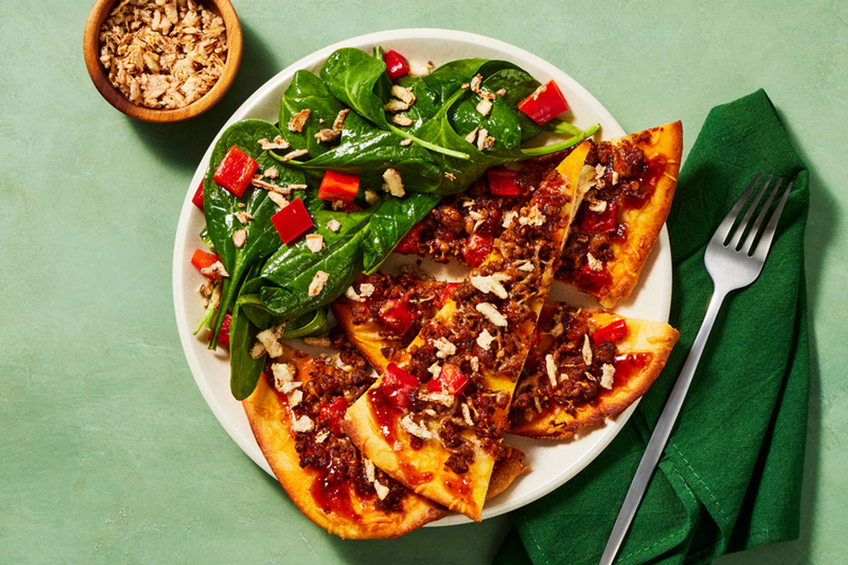 Pains plats super rapides au miel piquant et au chorizo