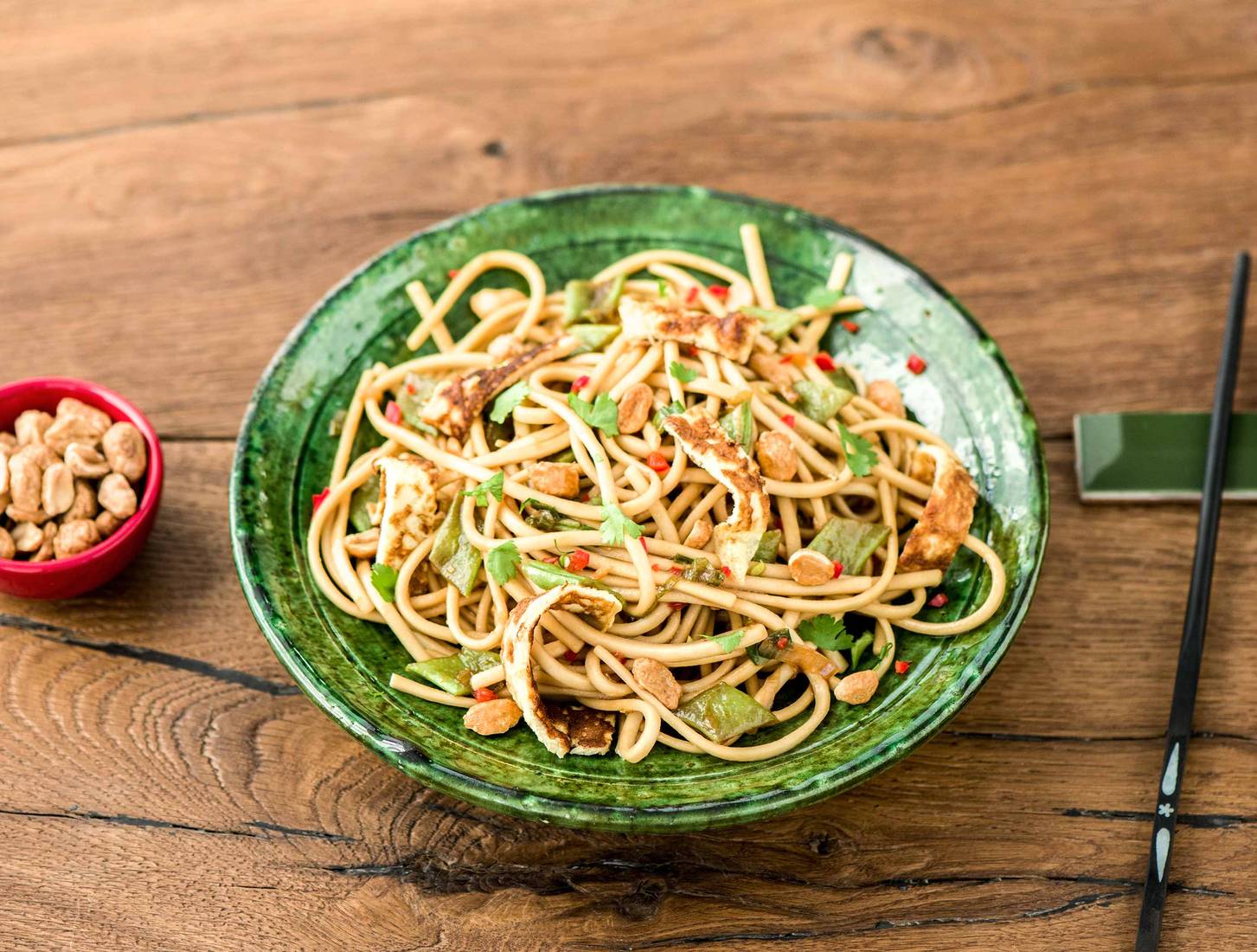 Nouilles thaïes, haricots, cacahuètes caramélisées