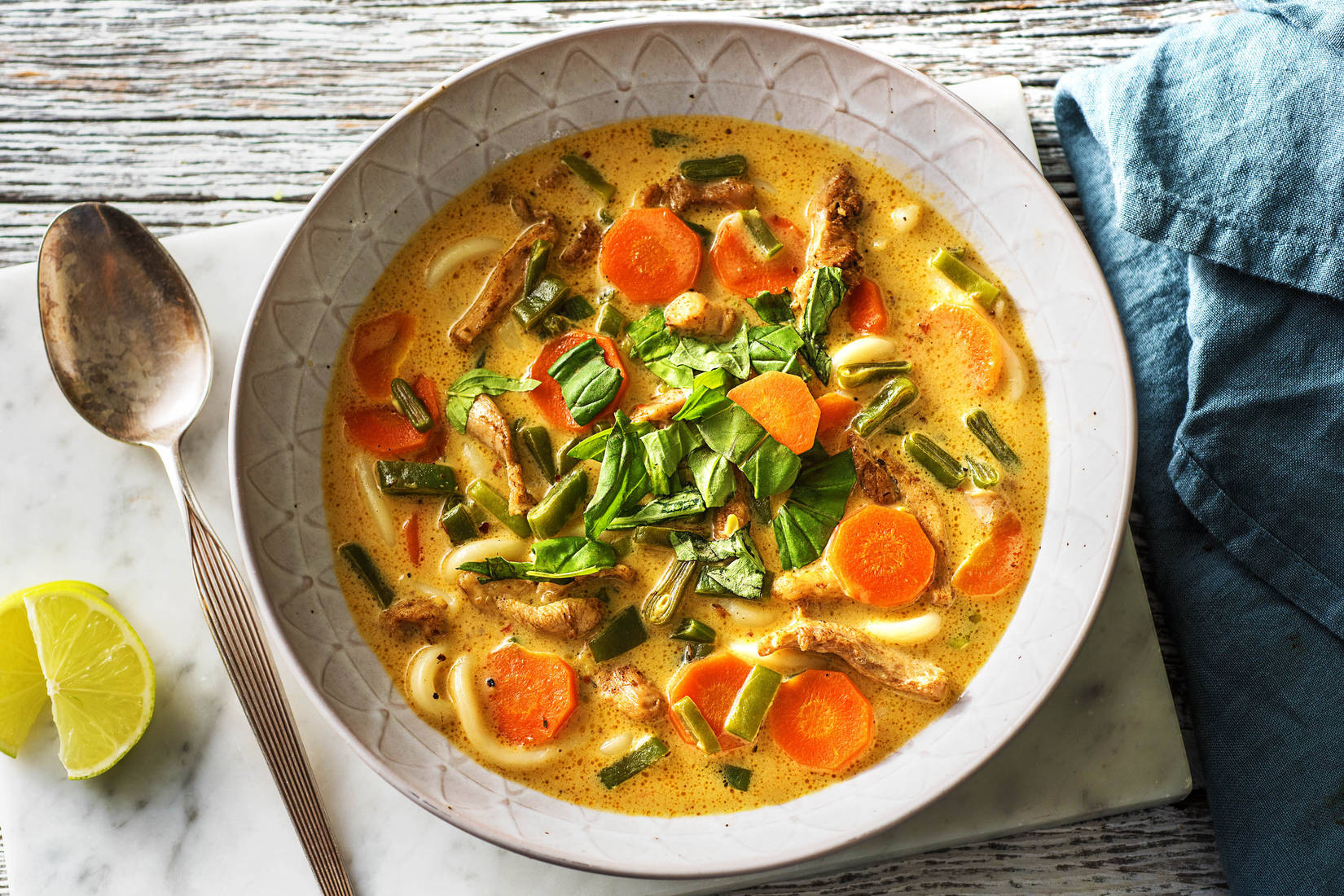 Soupe de nouilles à la noix de coco et à la cuisse de poulet