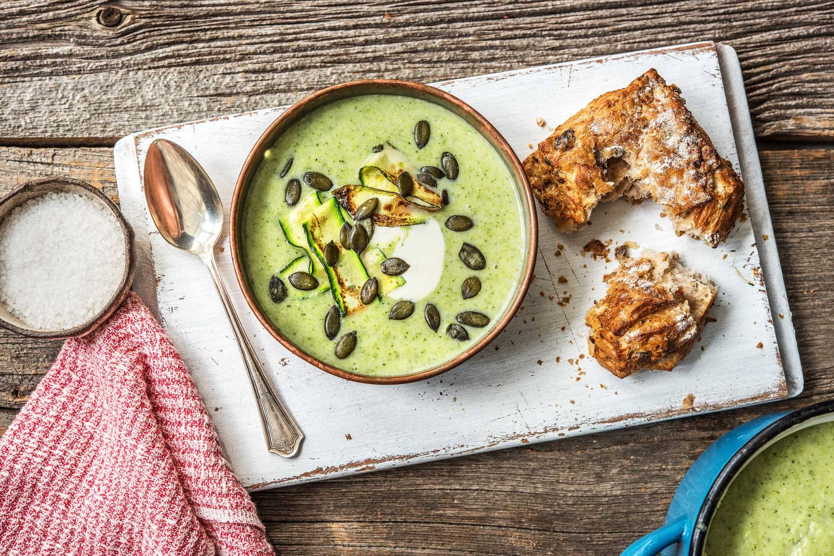 Soupe au brocoli et à la courgette et ciabatta aux olives