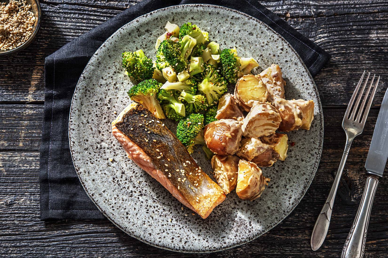 Filet de saumon et salade de pommes de terre à l'asiatique