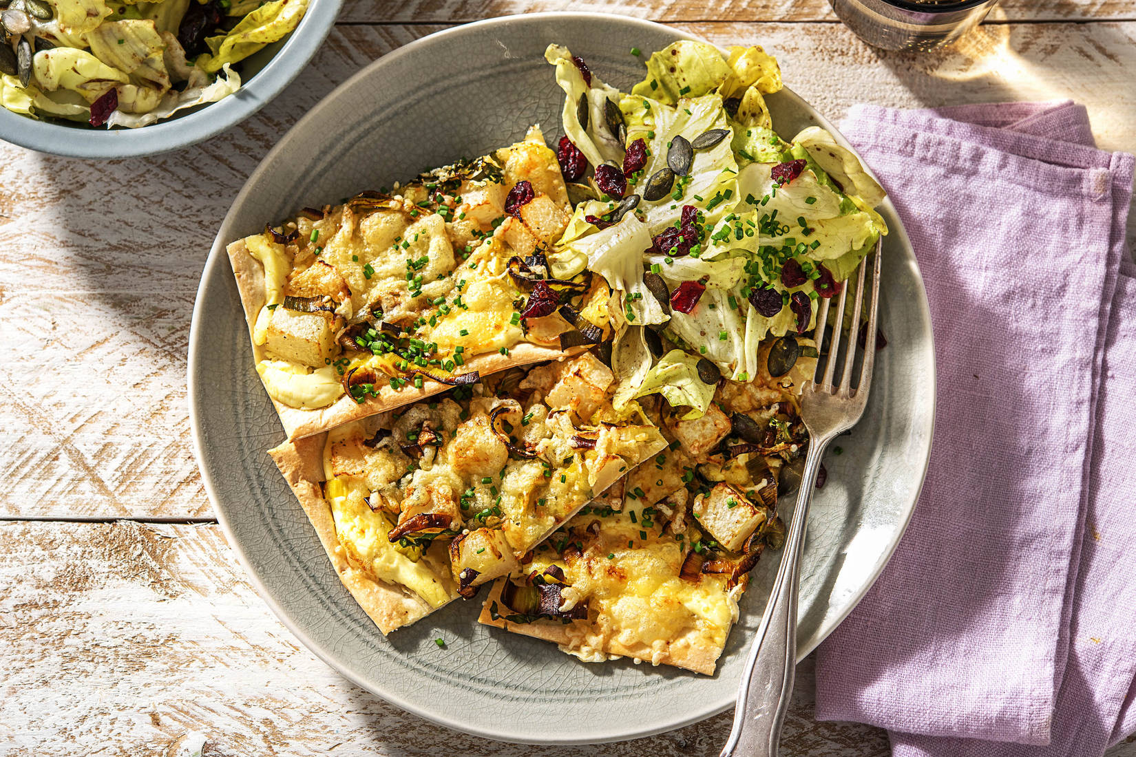 Knuspriger Kohlrabi-Porree-Flammkuchen
