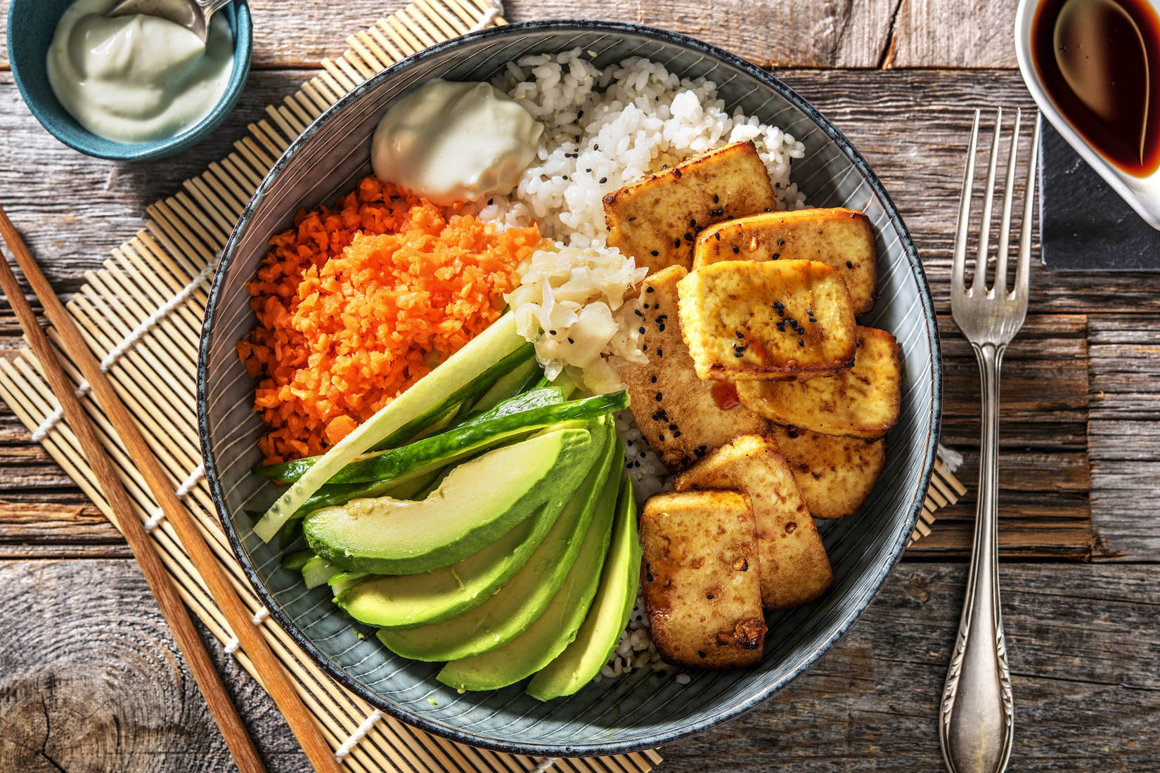 Sushi Bowl mit glasiertem Tofu