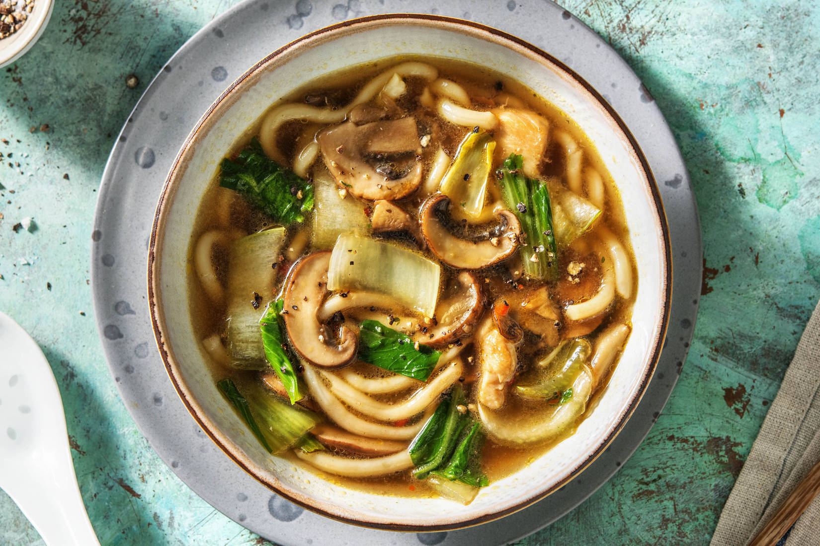 Soupe de nouilles japonaise et filet de poulet