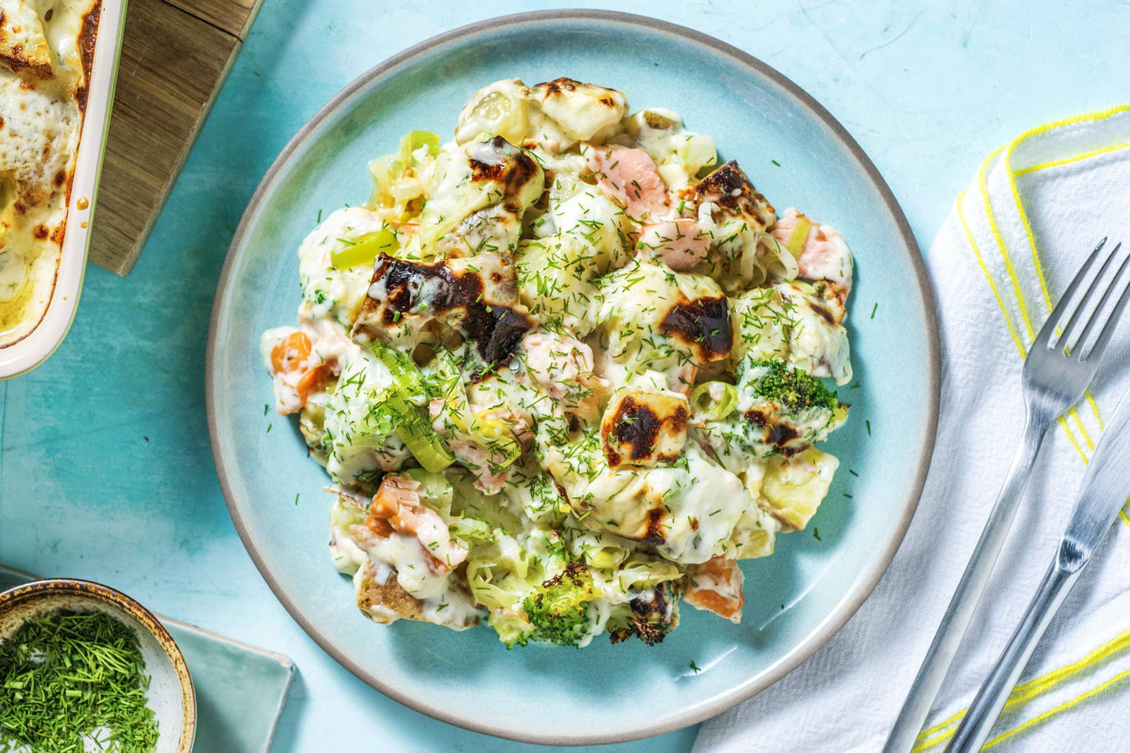 Romige aardappelschotel met warmgerookte zalm