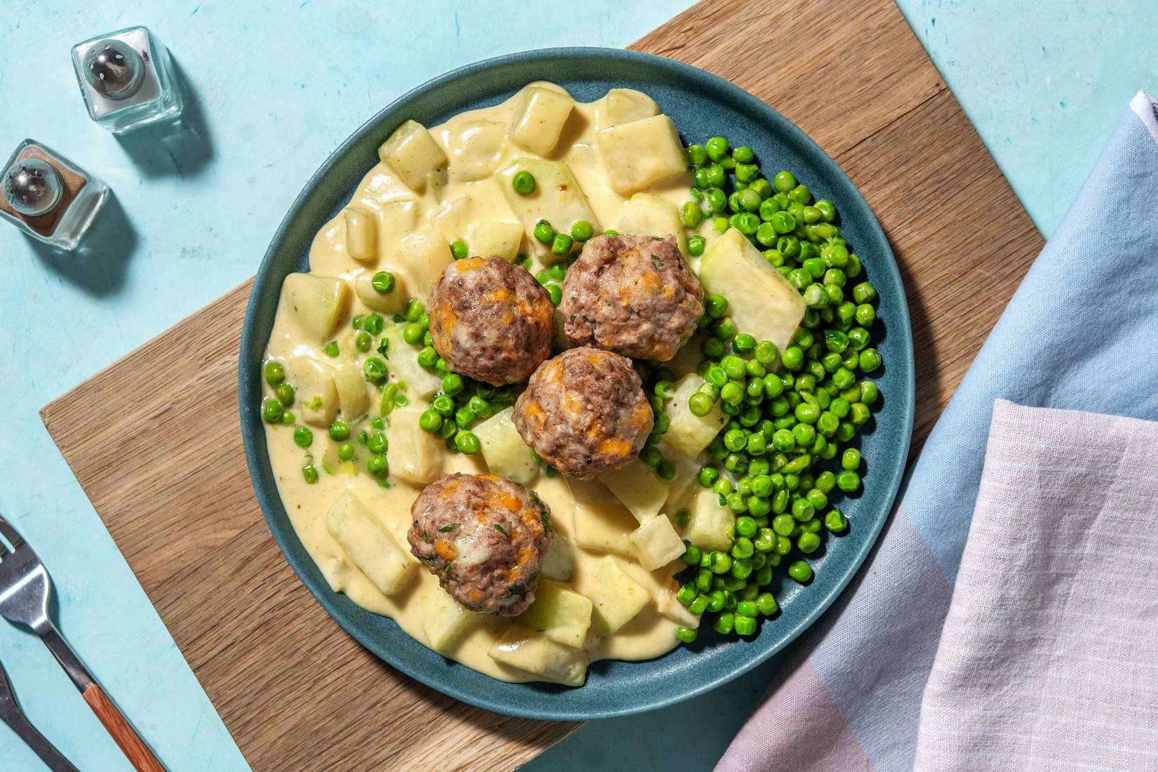 Käsige Hackbällchen mit Rahmkohlrabi