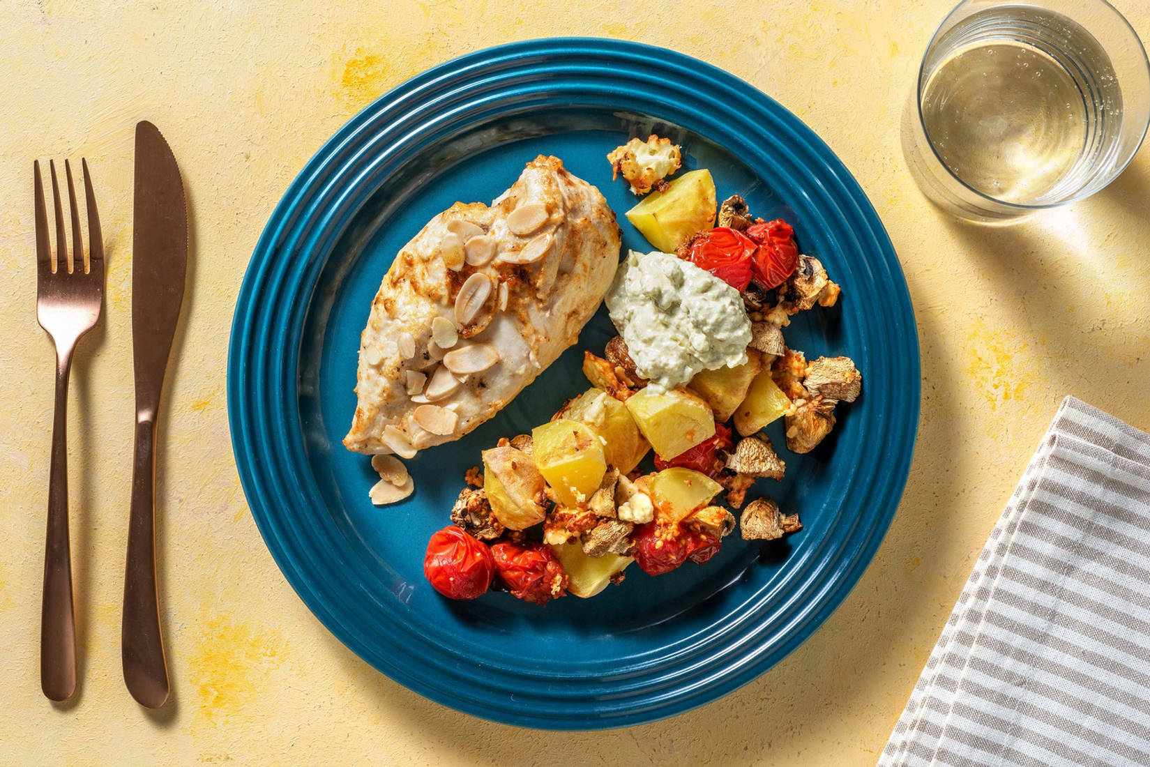 Mandel-Hähnchenbrust mit Basilikumdip