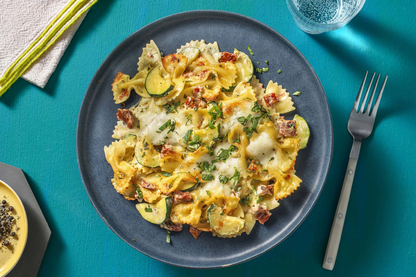 Überbackene Farfalle „Caprese“ mit Zucchini