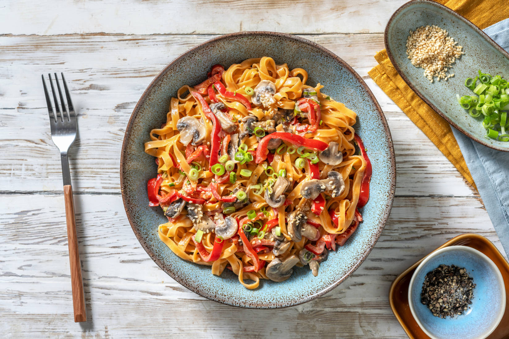 Chilinudel-Pfanne mit Zitronengras