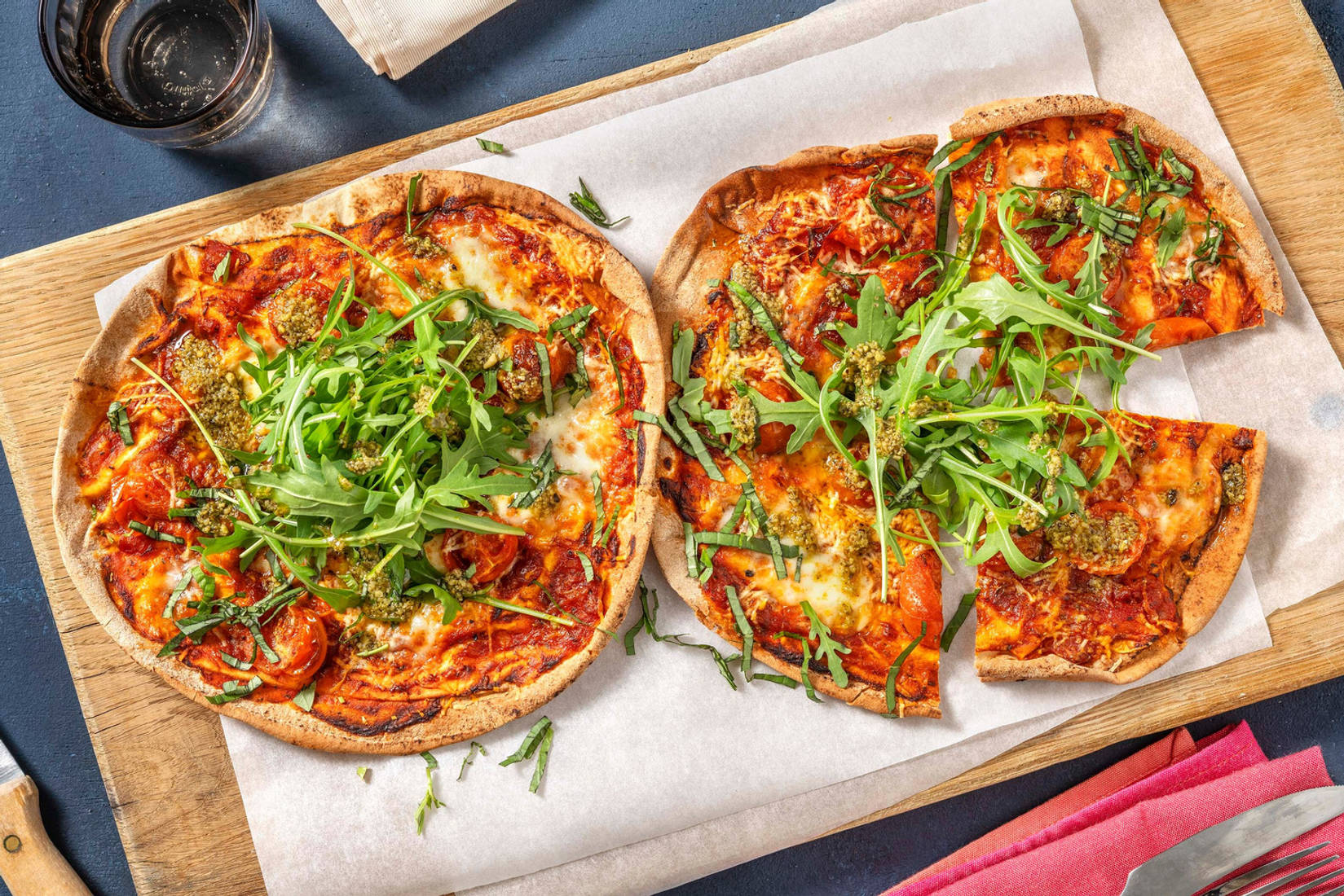 Platbroodpizza margherita met cherrytomaten