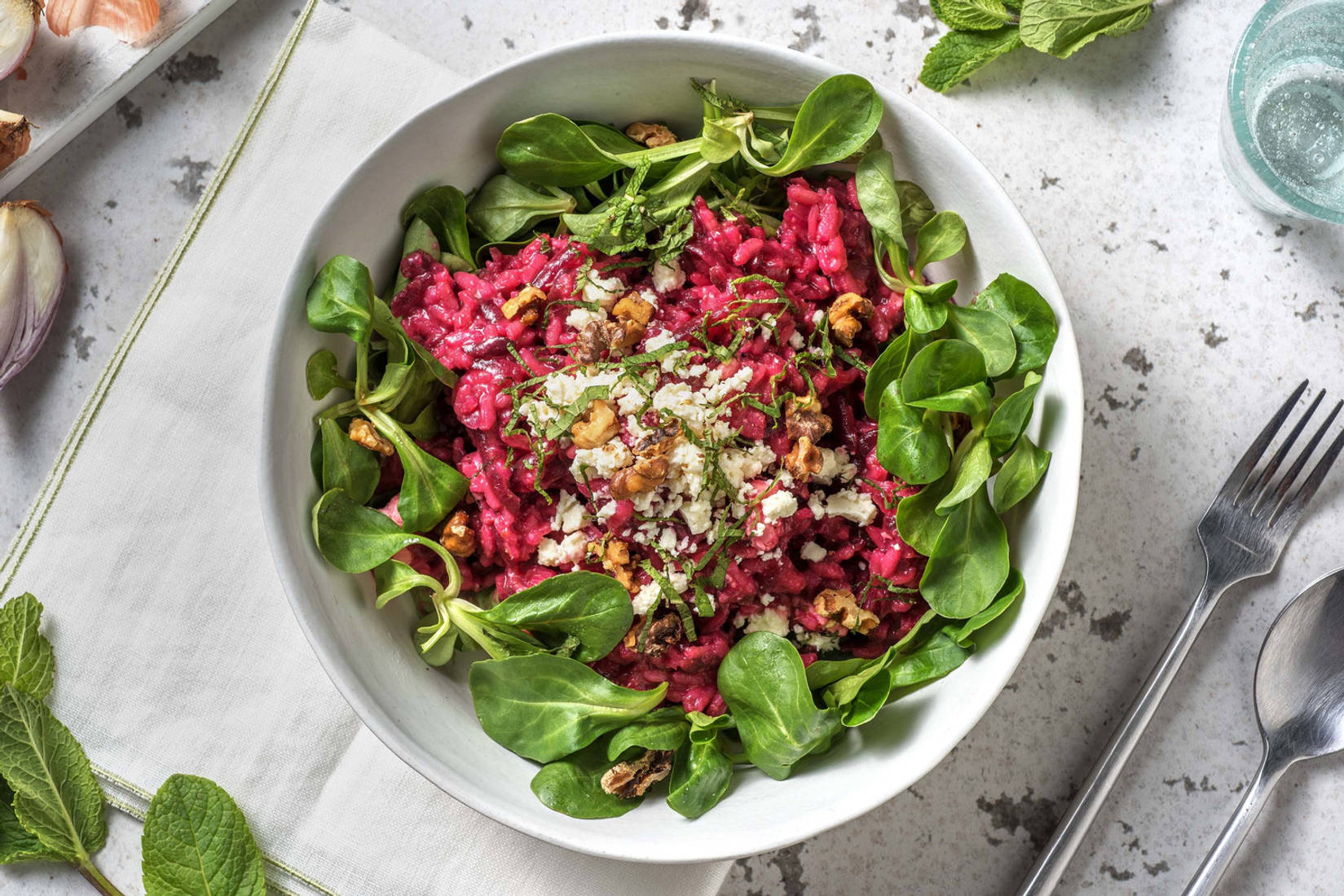 Risotto à la betterave garni de feta et de menthe