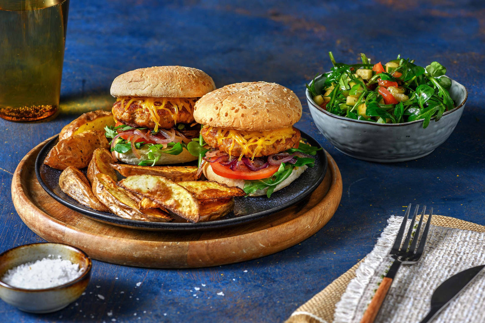 Kip-cheeseburgers met zoete rode ui