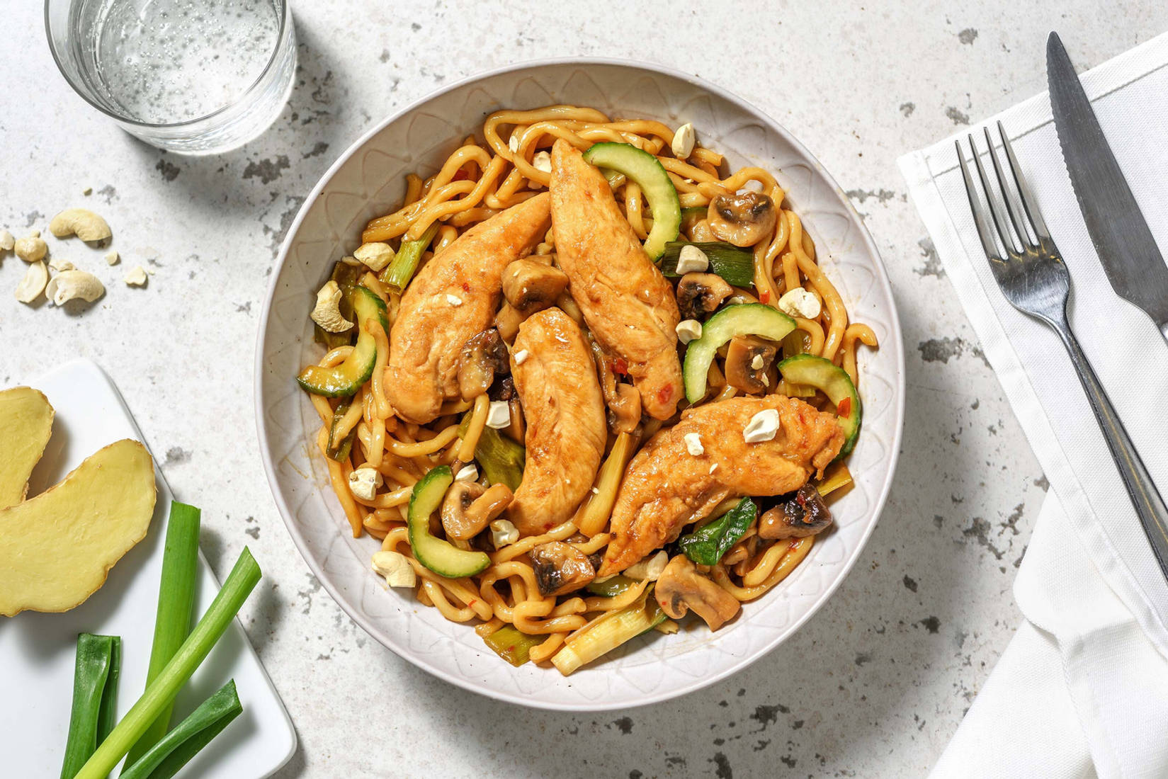 Nouilles udon au poulet et sauce asiatique douce