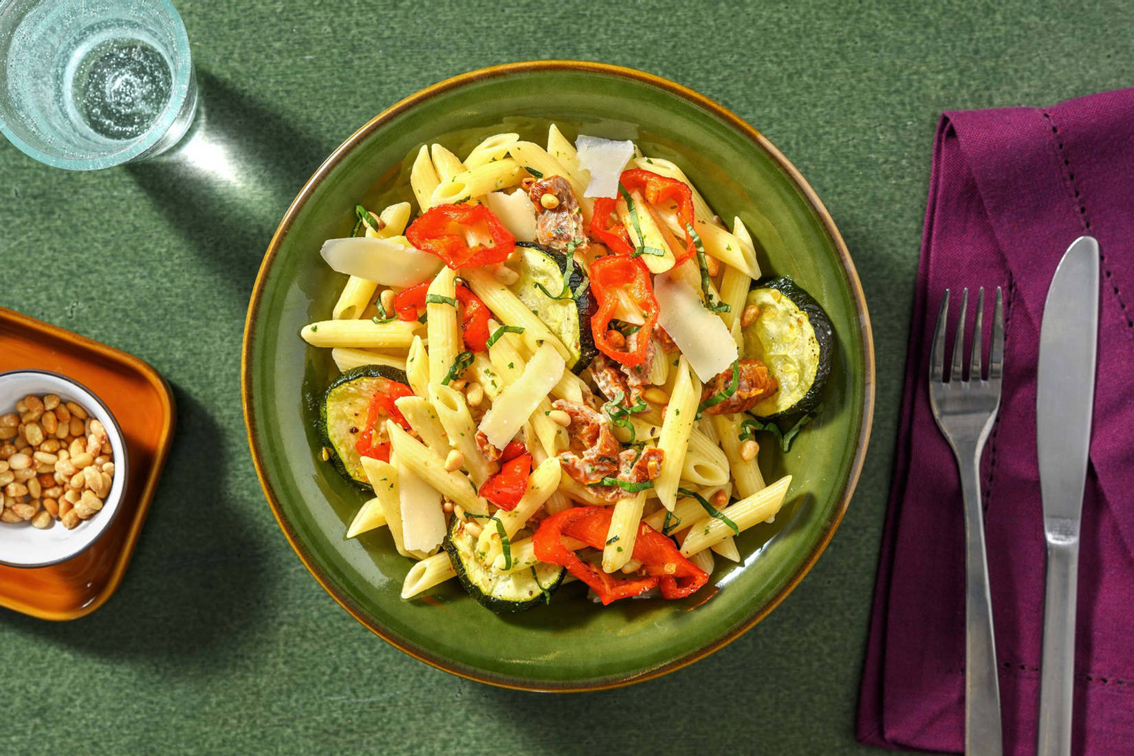 Penne mit Basilikumsoße und Ofengemüse