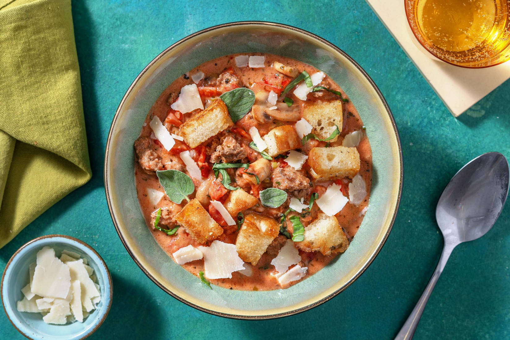 Pizza-Suppe mit Rinderhackfleisch