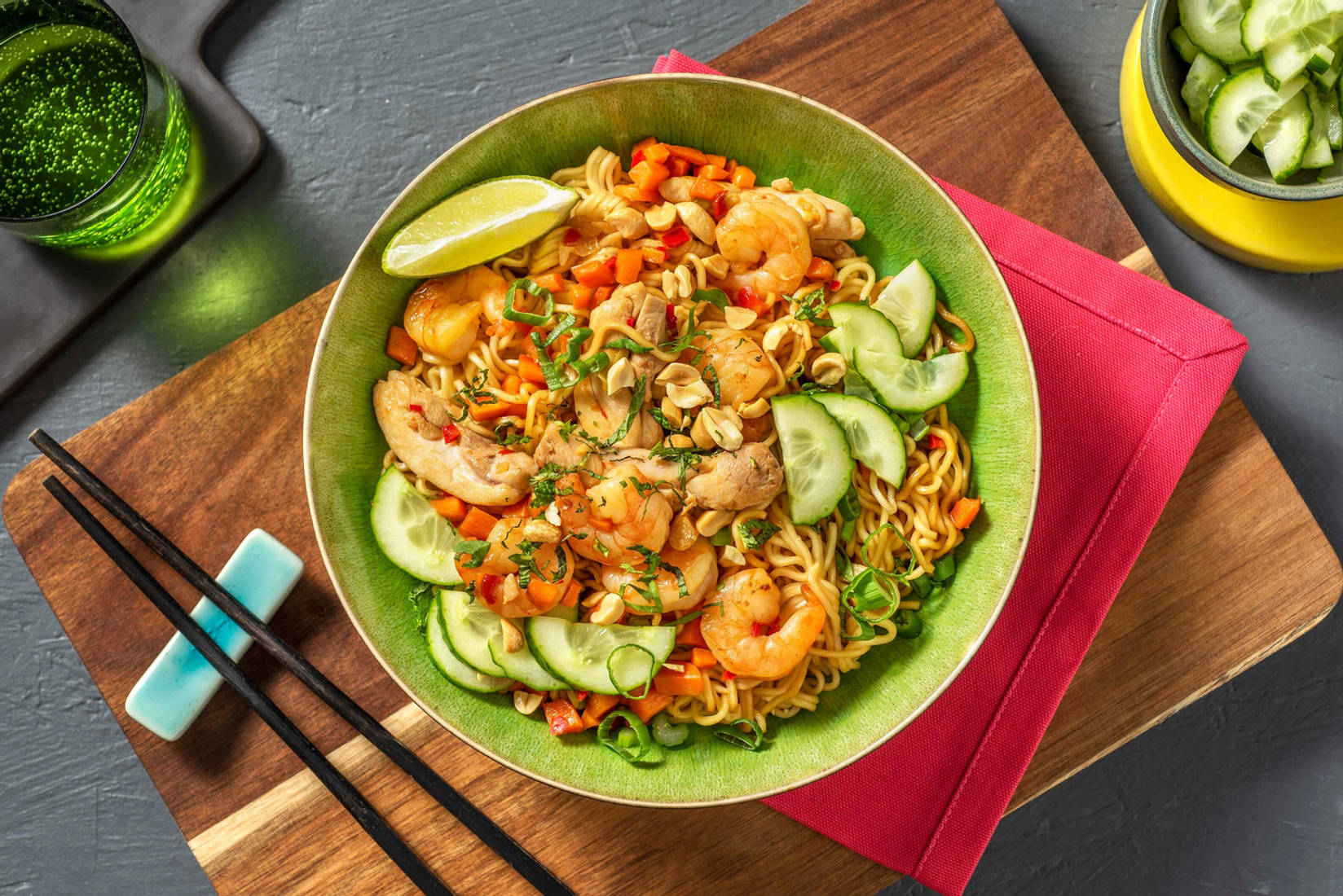 Pad thai met kippendij en garnalen