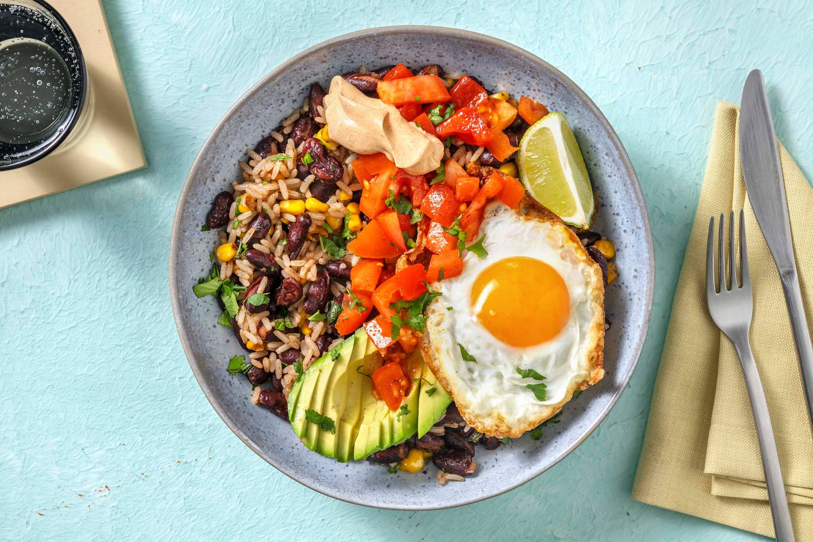 Rijstbowl met avocado en een gebakken ei