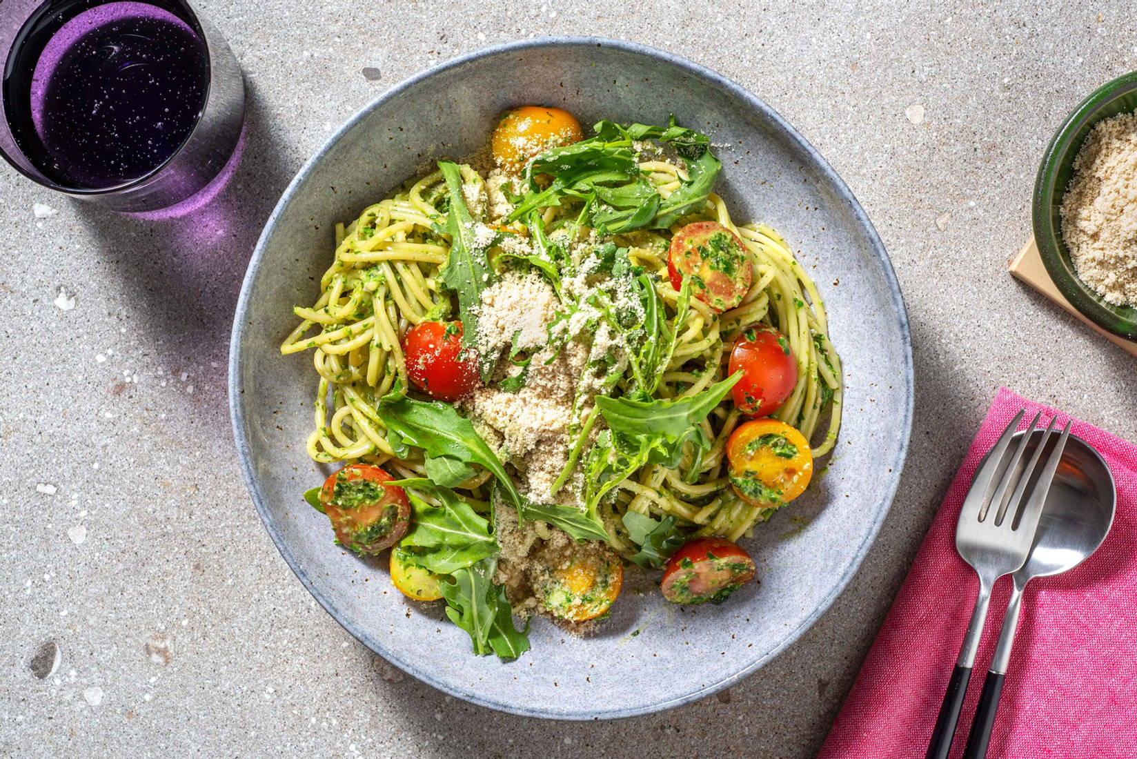 Pasta Verde mit würzigen Hefe-Cashew-Flakes