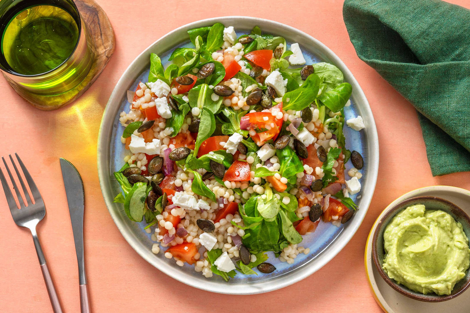 Parelcouscoussalade met avocado dip en witte kaas