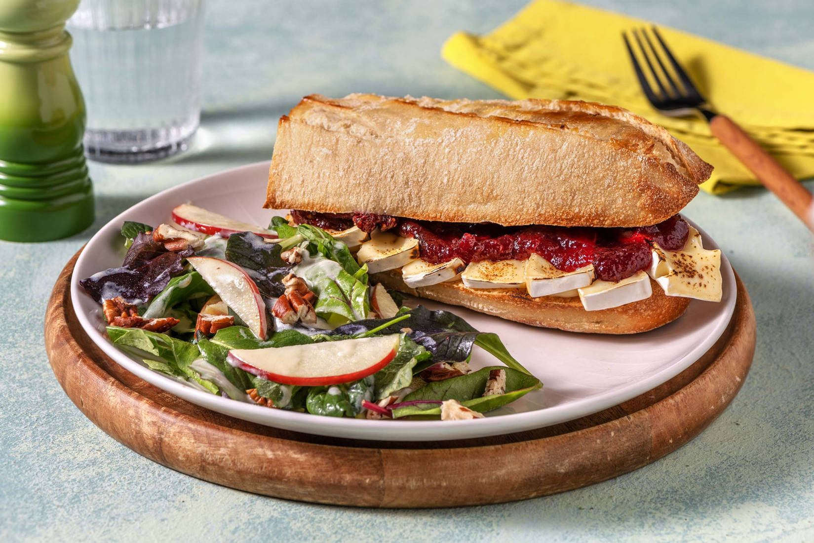 Camembert-Sandwich mit Feigen-Zwiebel-Relish