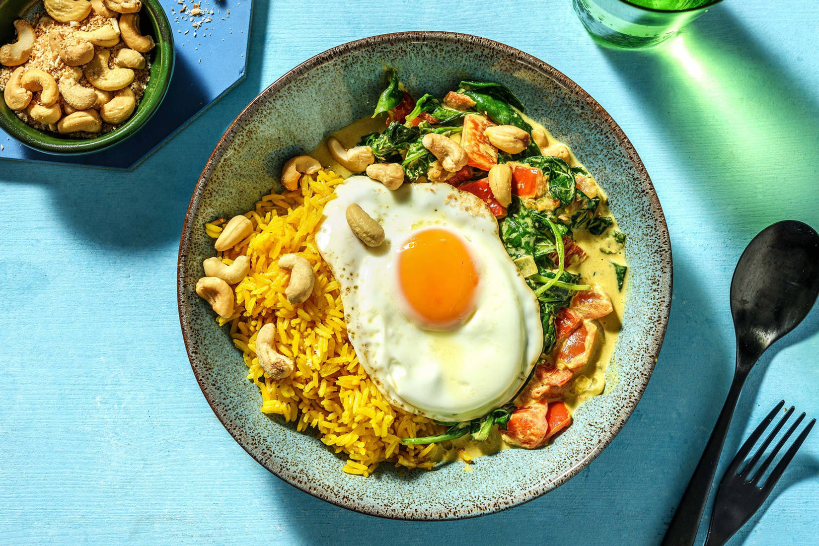 Curry d’épinards à la noix de coco avec du riz jaune