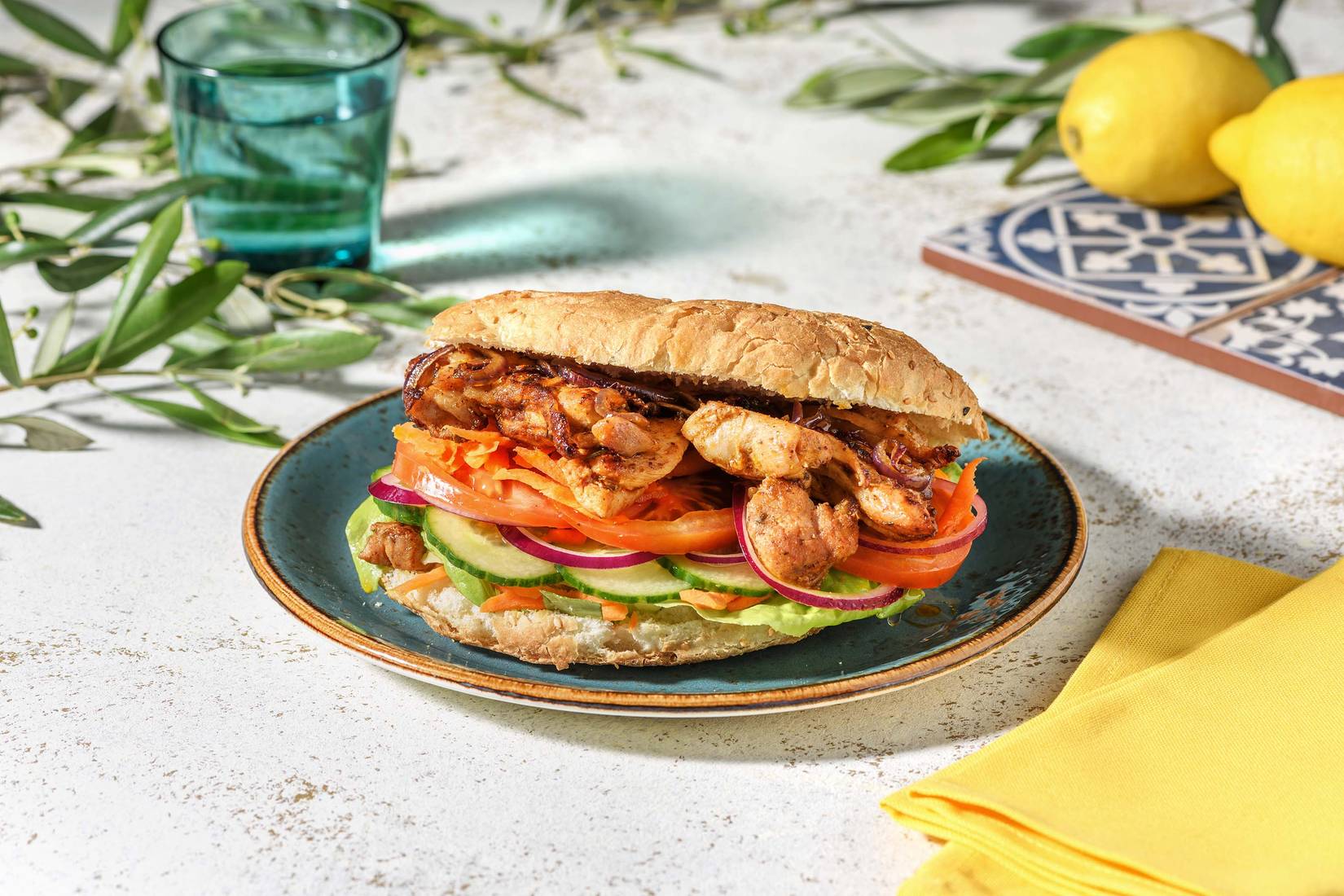 Broodje kipgyros met aioli