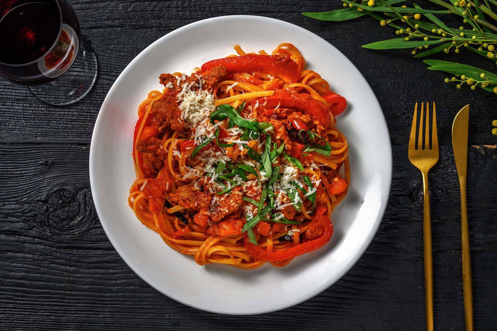 Linguine met boerenworst in pittige tomatensaus