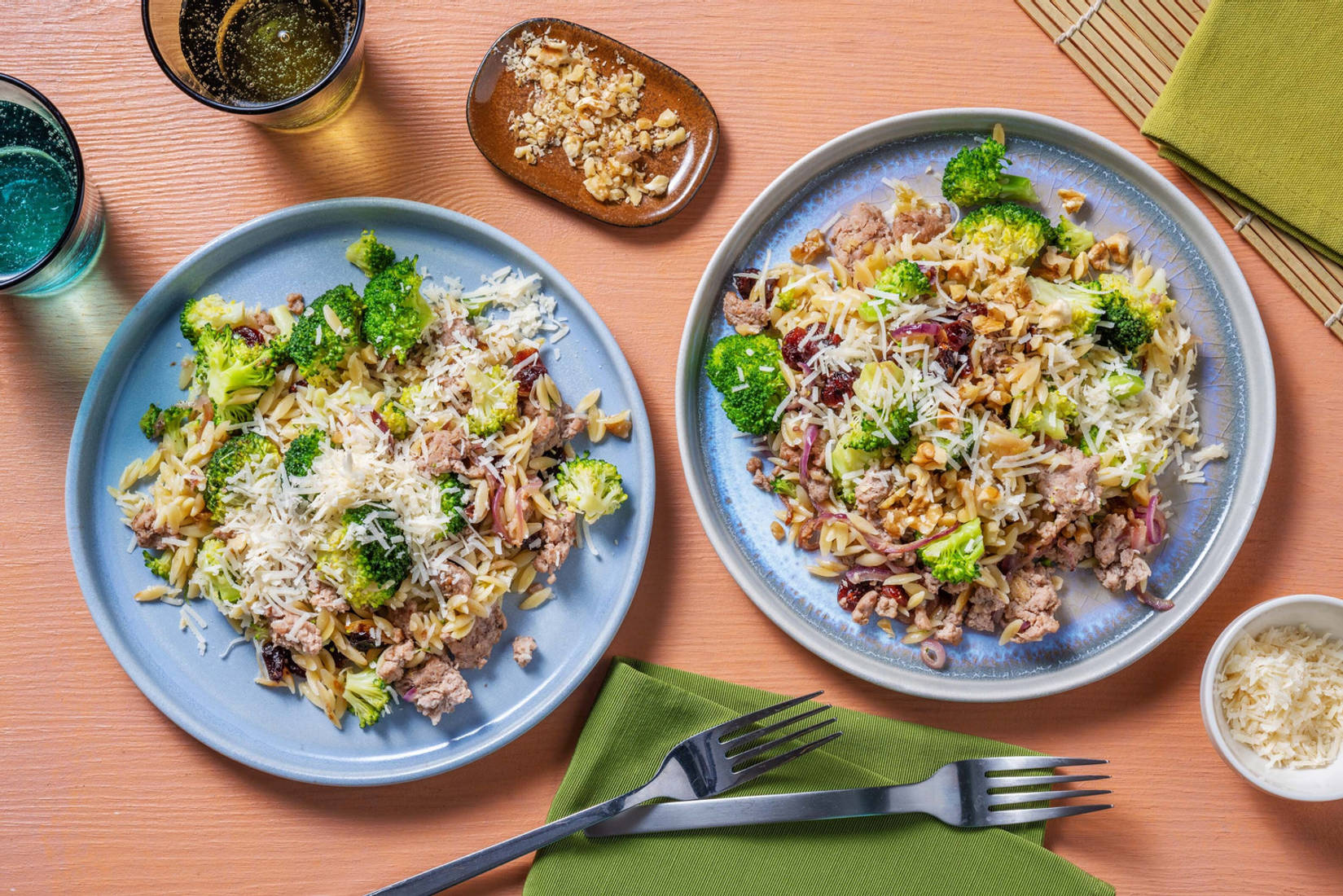 Orzo op Siciliaanse wijze met kipgehakt en rozijnen