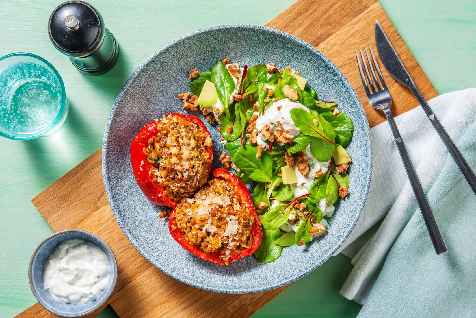 Gratinierte Paprika mit Linsen-Hirtenkäse-Füllung