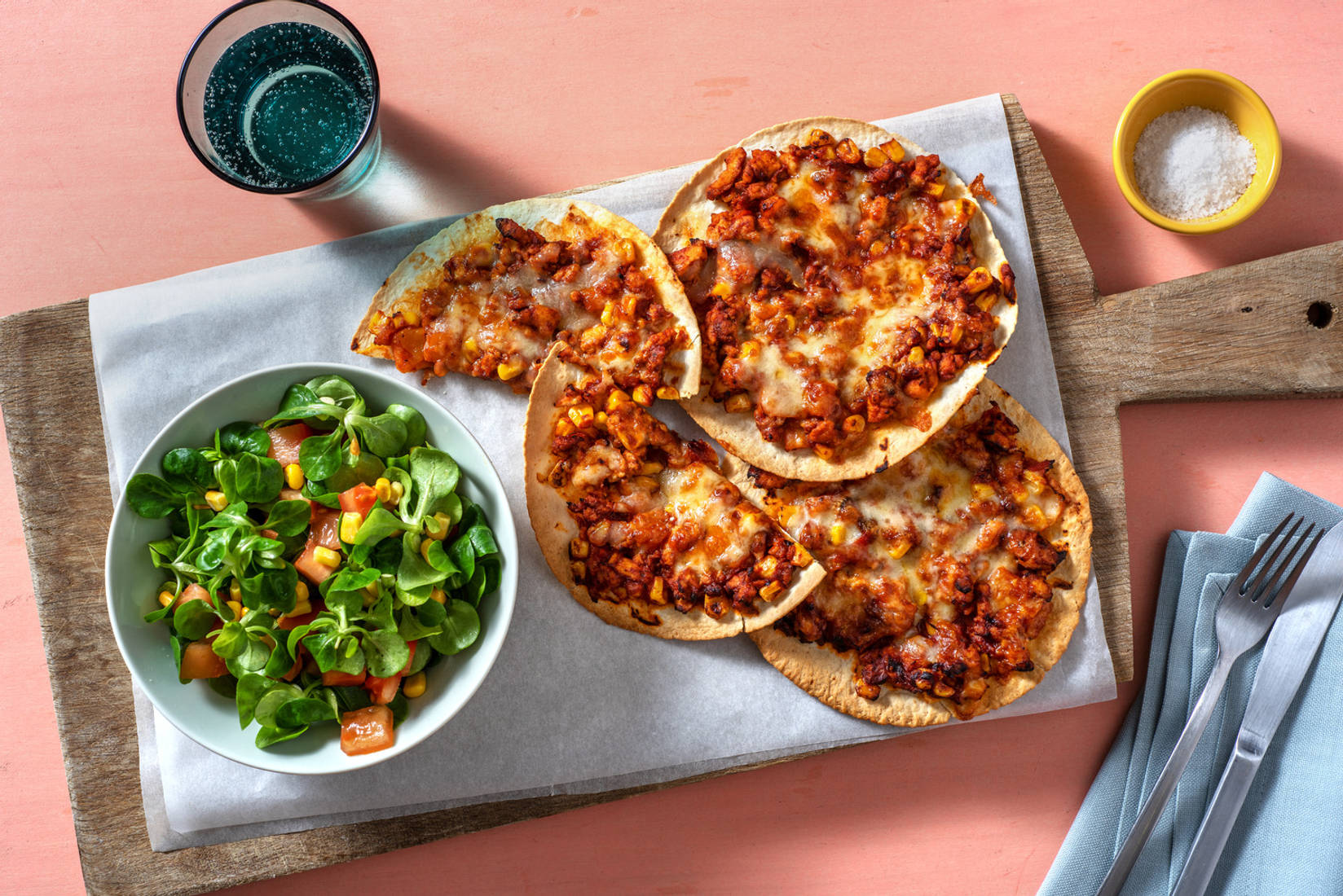 Tostada met gekruid kipgehakt en cheddar