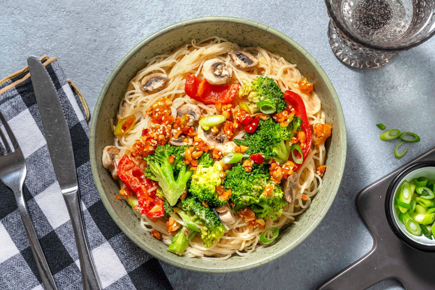 Glasnudeln in Miso-Erdnuss-Soße mit Knusper-Sesam