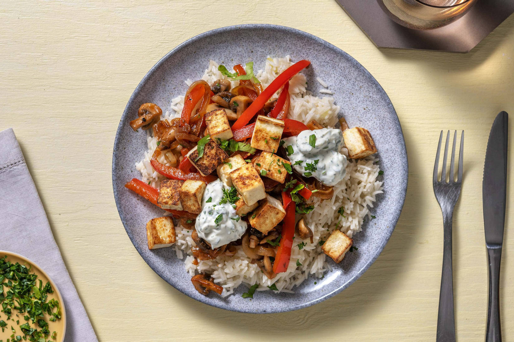 Sauté de légumes à l'orientale, halloumi et riz