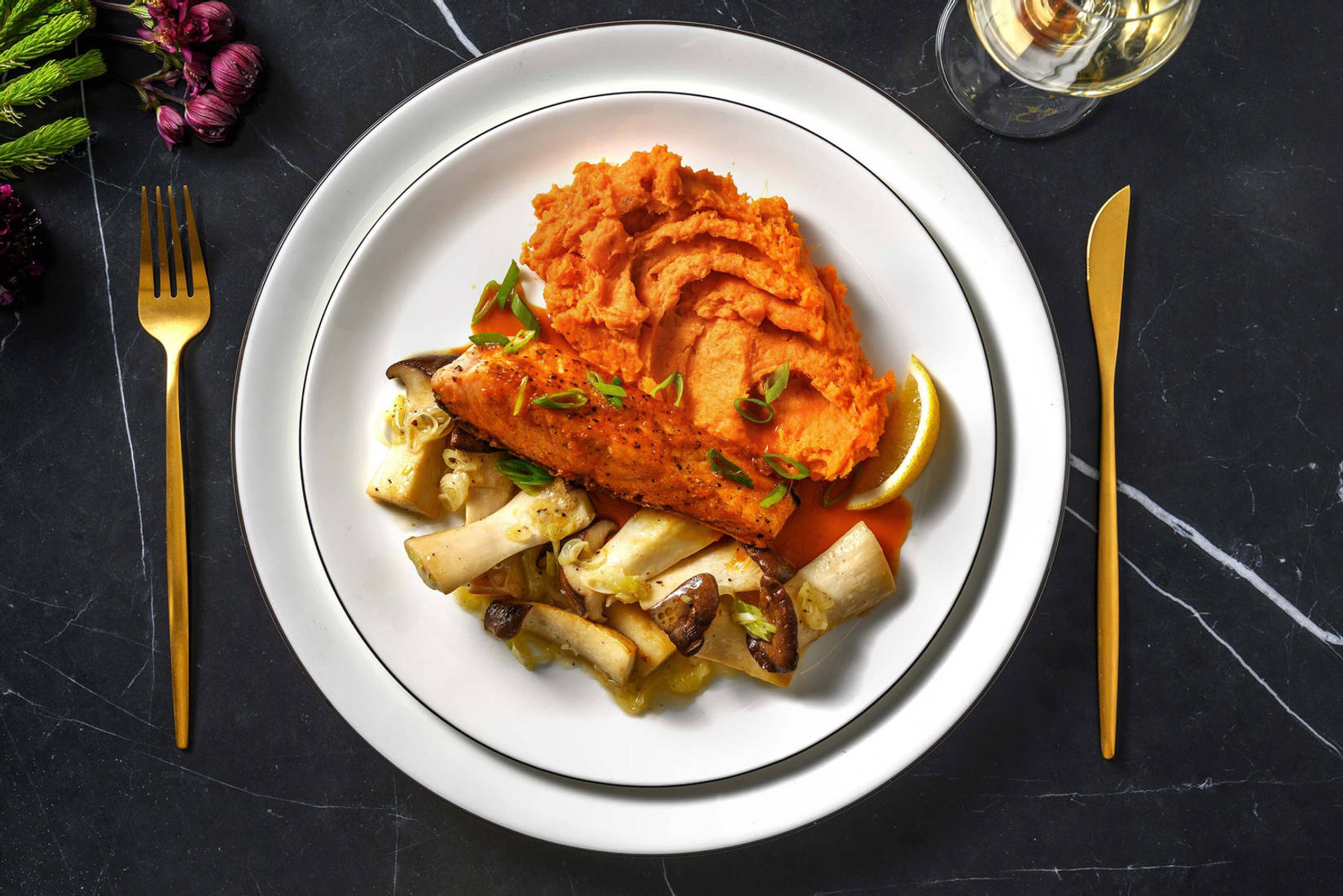 Honig-Lachsfilet auf Ingwer-Miso-Süßkartoffelpürree