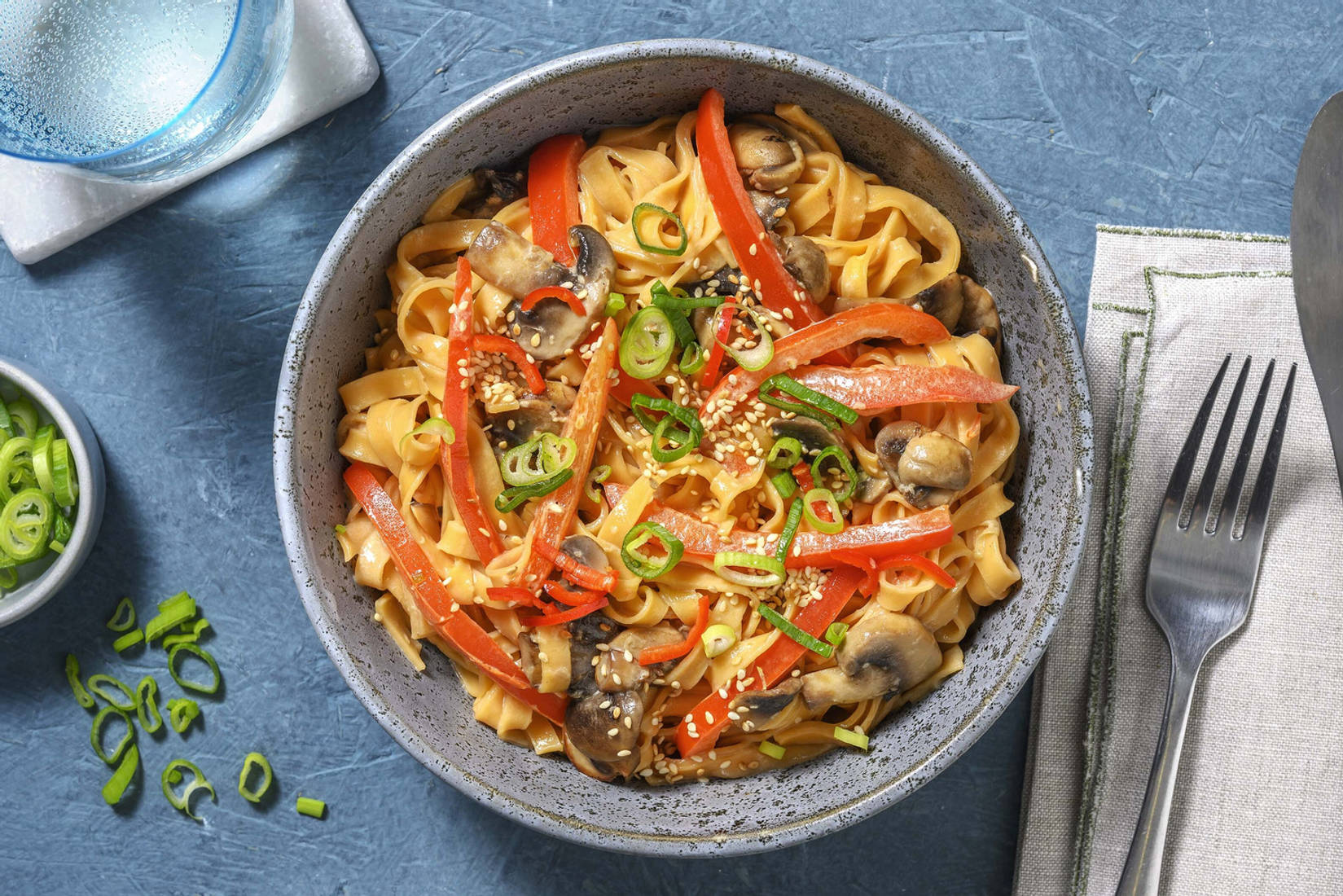 Chilinudel-Pfanne in Kokos-Zitronengras-Soße