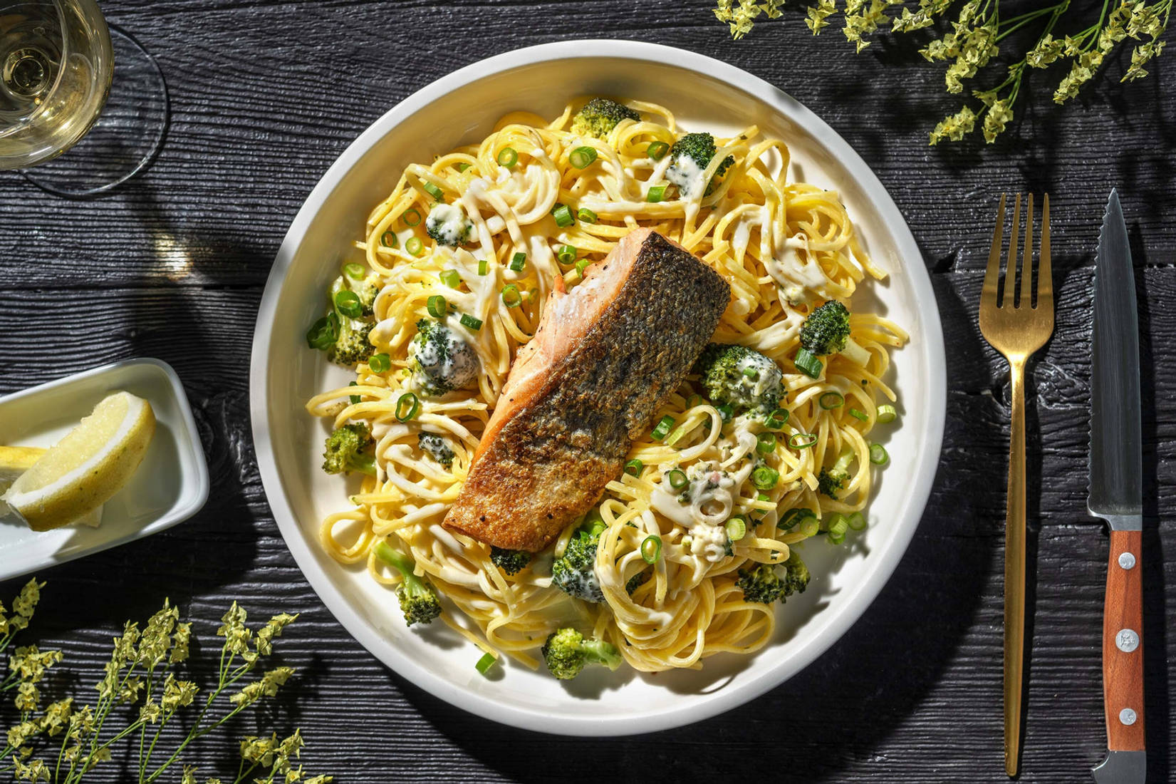 Zartes Lachsfilet auf frischen Linguine