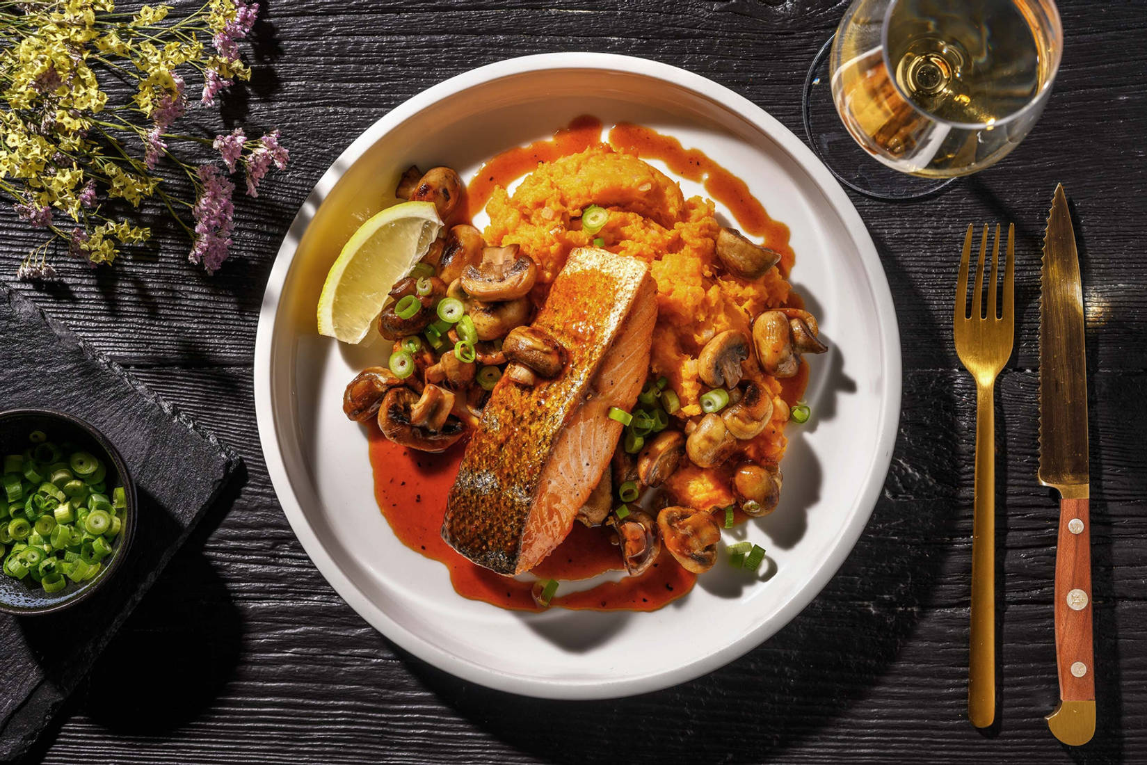 Honig-Lachsfilet auf Ingwer-Miso-Süßkartoffelpürree