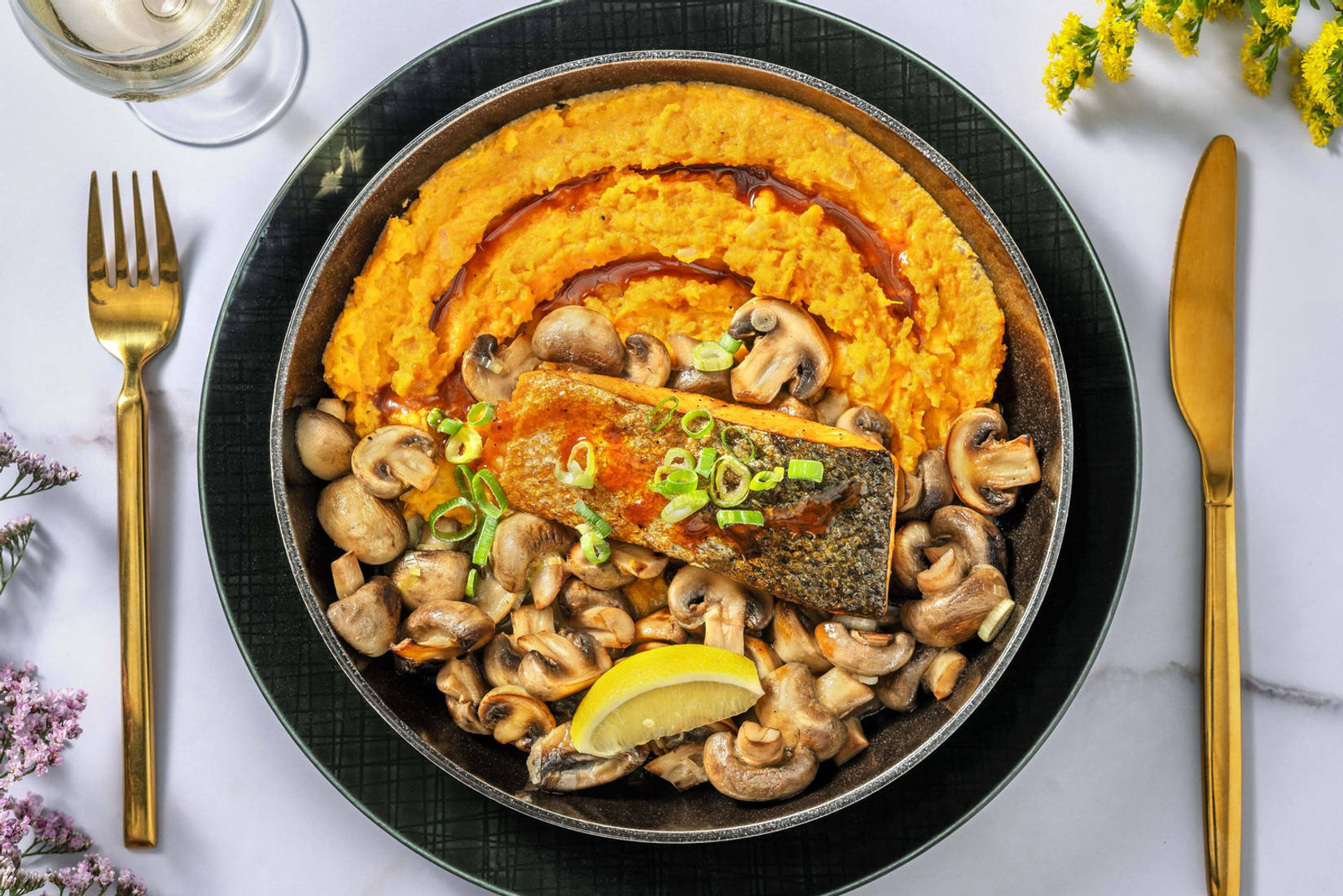 Honig-Lachsfilet auf Ingwer-Miso-Süßkartoffelpürree