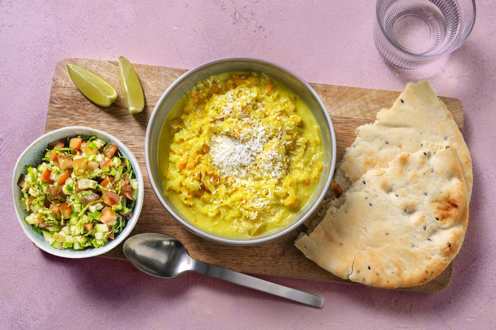 Dahl et salsa rafraîchissante avec pain naan